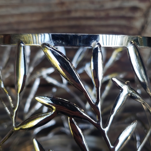 Bath & Body Works 3-Wick Metal Candle Holder Pedestal - Vine/Leaf - Picture 8 of 13